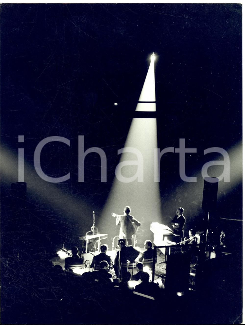 1967 CANTAEUROPA Artista sul palco circondato dalla folla - Foto ARTISTICA 18x24  Fotografia d'epoca con didascalia coeva al verso.  CONDIZIONI: G (ma minima piegatura angolare) FORMATO: 18x24 cm     originale e autentica 1