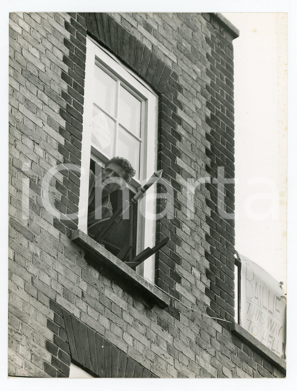 Fotografia d epoca originale 1960 LONDON Leighton Road  Don COOK barricated in his house Photo 15x20 cm 1