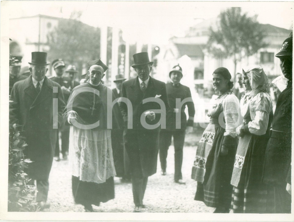 Fotografia d epoca originale 1934 MILANO FIERA CAMPIONARIA Card. Ildefonso SCHUSTER donne in costume tipico 1
