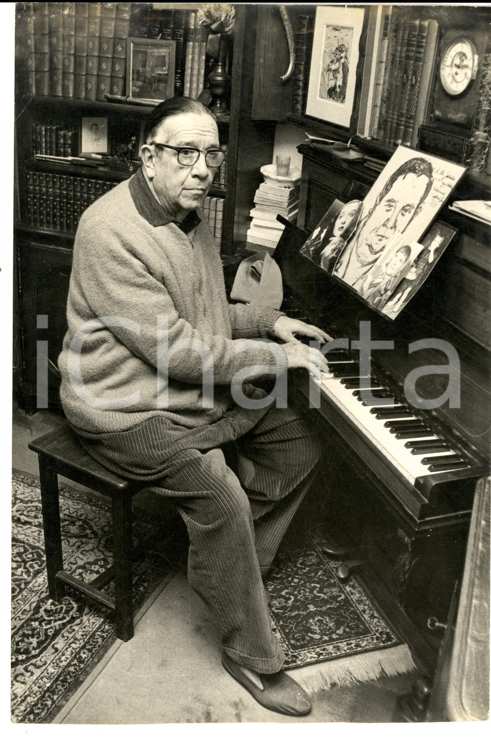 Fotografia d epoca originale 1970 ca FRANCE Portrait de compositeur franÃ§ais au piano Photo 20x30 cm 1