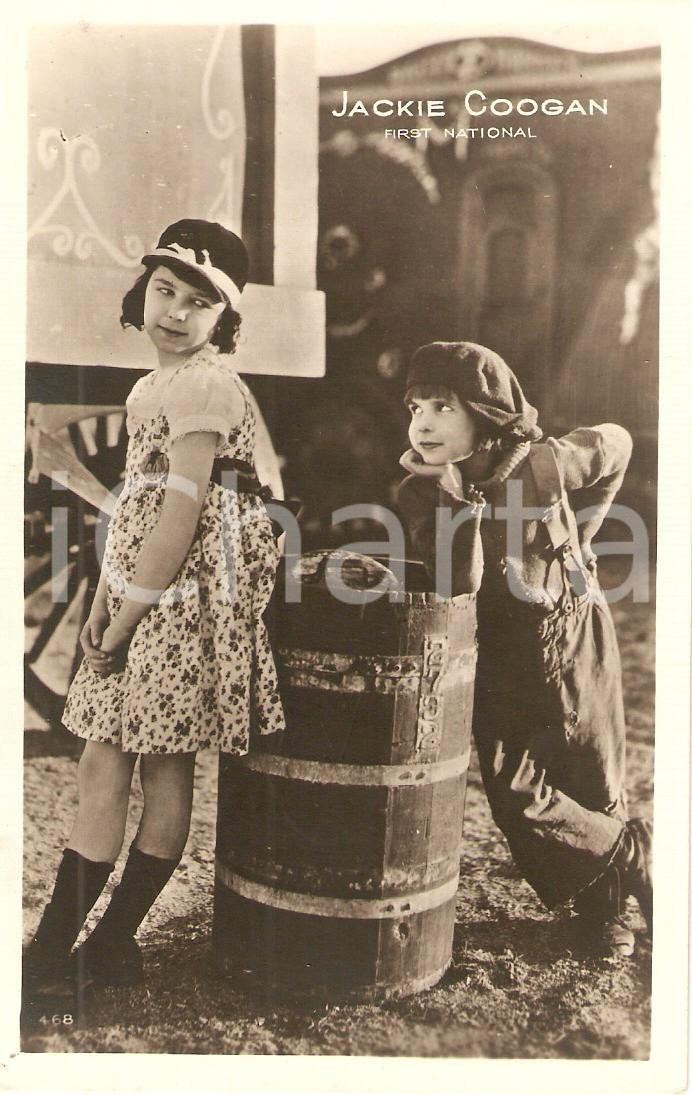 Cartolina originale da collezione 1925 ca CINEMA Jackie COOGAN flirts with a girl Cartolina FP NV 1