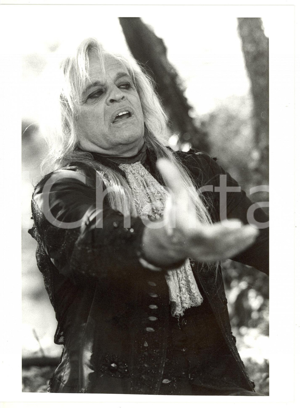 1990 ca CINEMA Ritratto dell'attore Klaus KINSKI in abito di scena - Fotografia