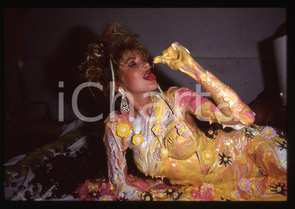 35mm vintage slide* 1995 ca COSTUME Pornostar BARBARELLA Virna ALOISIO BONINO 16 Diapositiva d'epoca, in formato 35 mm.CONDIZIONI: GOODTutti i diritti riservatiE' severamente vietata la riproduzione. ICharta mette in vendita, sul negozio eBay e in esclusiva sul sito "icharta" il proprio archivio composto da numerose diapositive e negativi fotografici d'epoca, tutti originali e autentici, che attraversano la storia del costume italiano tra gli la fine degli anni Sessanta e Novanta.Si tratta di uno sguardo inedito sull'attualit&agrave;, la politica, la vita quotidiana, il gossip e la cultura, che fotografa il cambiamento della nazione in quest'ultimo scorcio del XX secolo. Un'occasione unica per il mercato del collezionismo, che vede finalmente disponibile un archivio eccezionale per vastit&agrave;, tematiche e condizioni, in un settore (il negativo fotografico e la diapositiva) di assoluta novit&agrave; e dalle interessanti prospettive di investimento.  originale e autentica 1