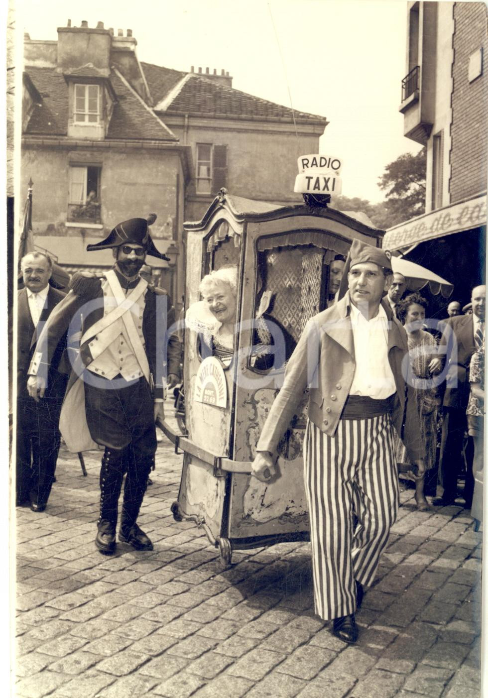 1958 PARIS MONTMARTRE Renée GUERIN en chaise à porteur pour 30 ans de service