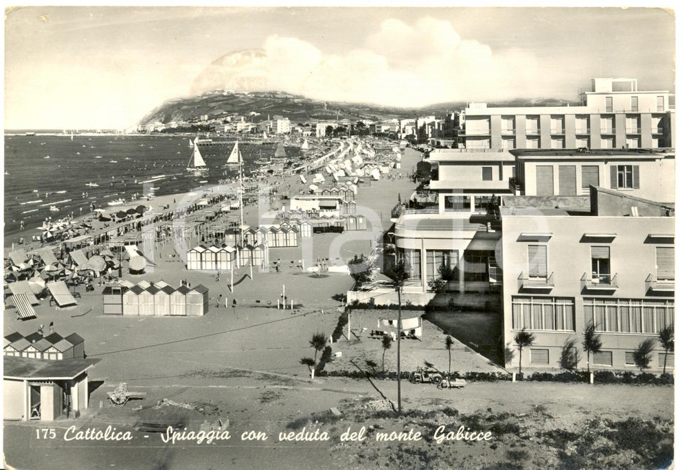 Cartolina originale da collezione 1958 CATTOLICA RN Spiaggia di hotel e Monte GABICCE Cartolina ANIMATA FG VG 1