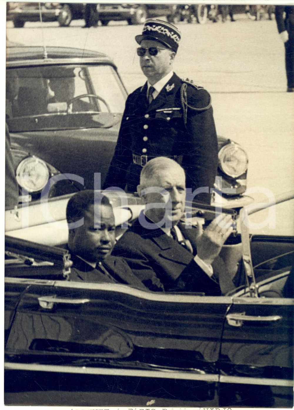 1960 PARIS Generale DE GAULLE accoglie Ahmadou AHIDJO presidente Camerun *Foto  Fotografia d'epoca con didascalia dattiloscritta coeva.   CONDIZIONI: G (minimo graffio superficiale) FORMATO: 13x18 cm     originale e autentica 1