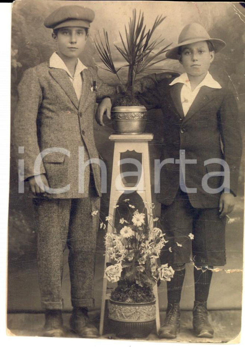 Fotografia d epoca originale 1920 ca GENOVA ? Coppia di fratellini abbracciati Foto cartolina DANNEGGIATA 1