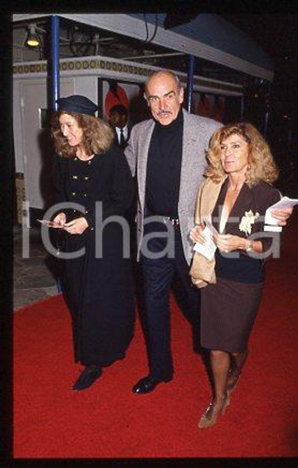 Sean CONNERY Micheline CONNERY & daughter - WESTWOOD 1987 * 35mm vintage slide 1