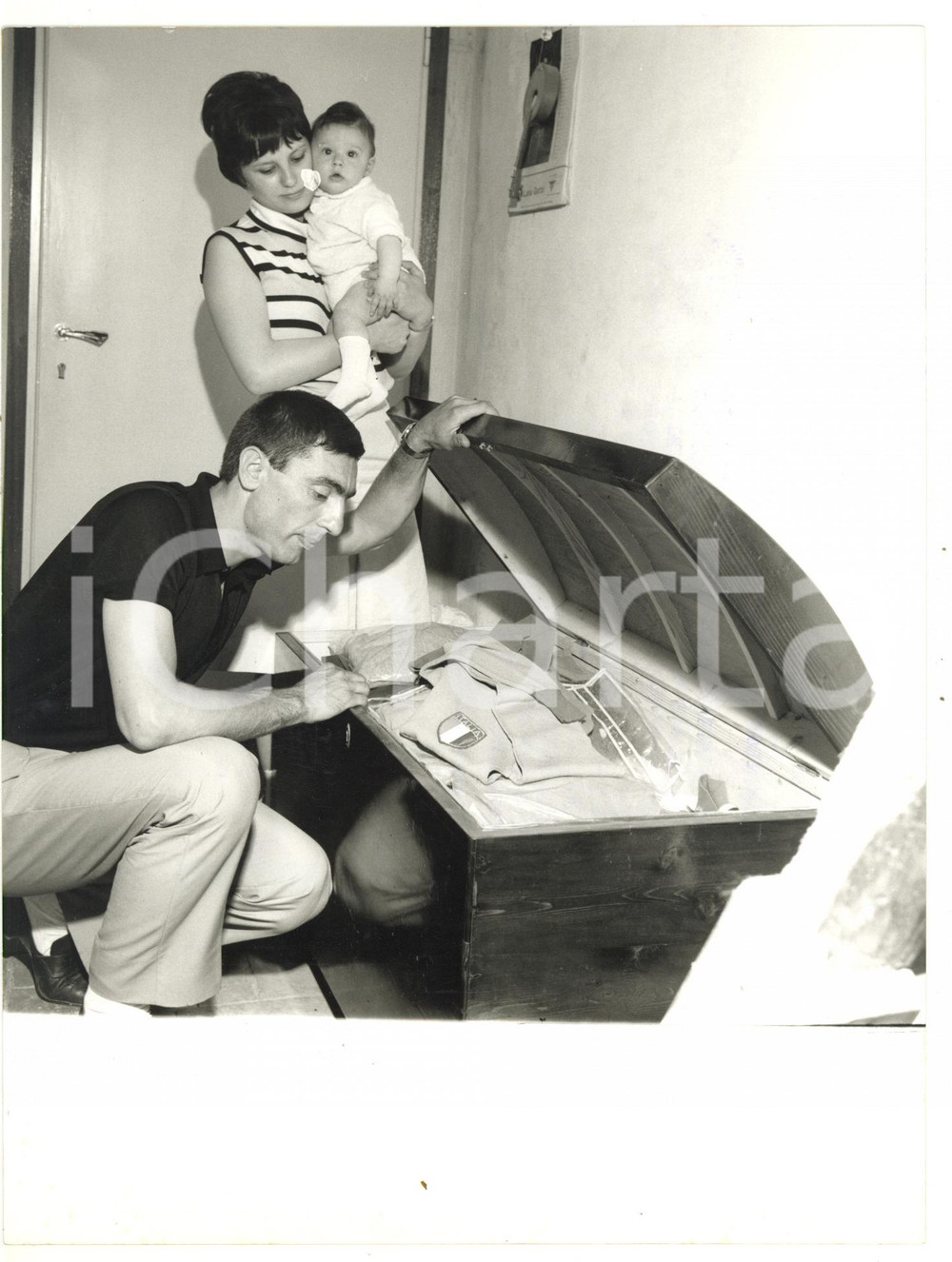 1966 RONCOFERRATO - GOVERNOLO CALCIO William NEGRI ripone maglia della NAZIONALE