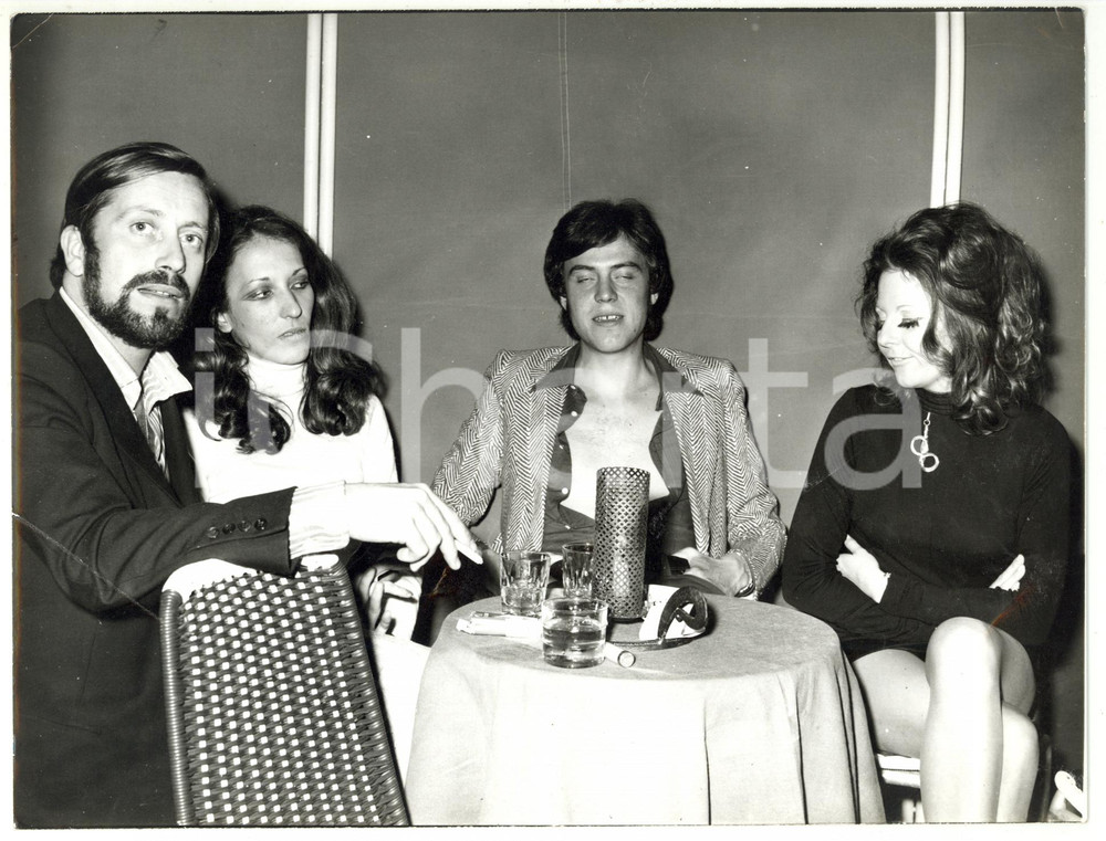 Fotografia d epoca originale 1970 ca GENOVA  COSTUME Serata tra amici in discoteca Foto VINTAGE 24x18 1