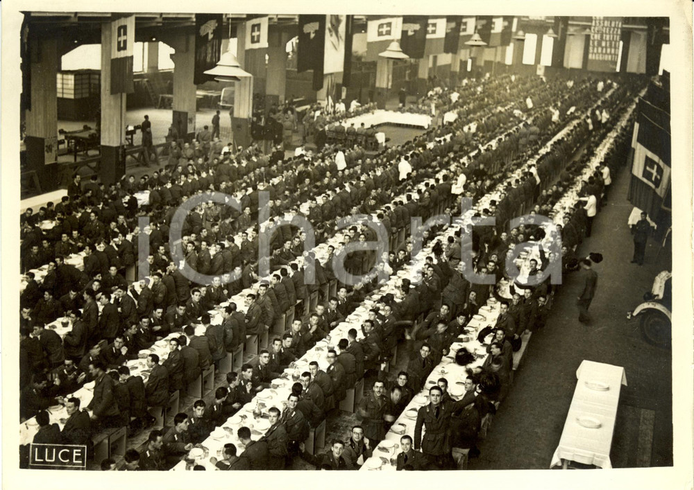 Fotografia d epoca originale 1941 ROMA Giornata dell Esercito  Il rancio degli universitari del GUF Foto 1