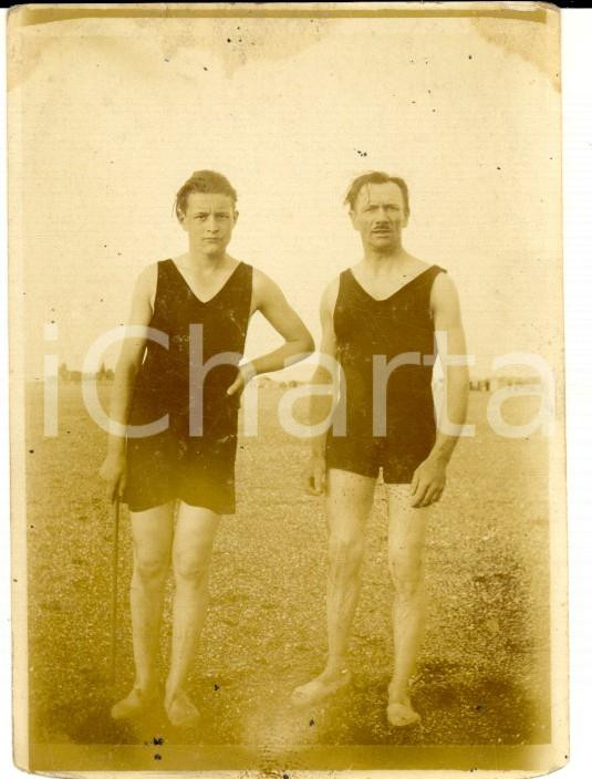 Fotografia d epoca originale 1900 ca AREA  LOMBARDA ? Ritratto di due atleti Foto VINTAGE 7x9 cm 1
