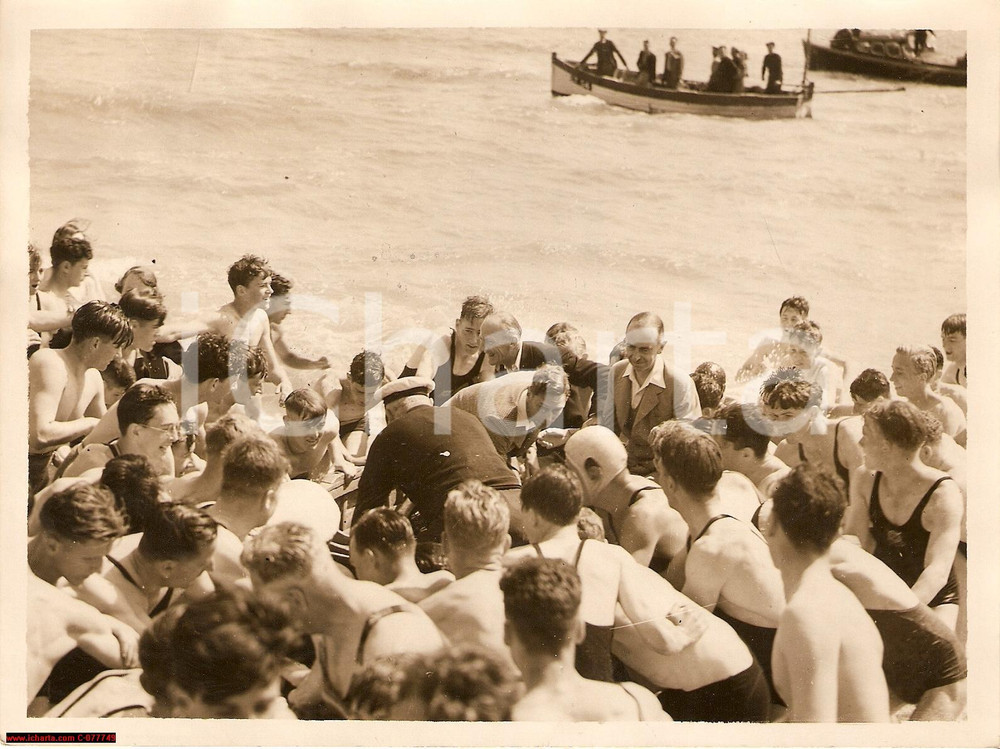 Fotografia d epoca originale 1938 SOUTHWOLD UK Re George VI sbarca da scialuppa al campo estivo dei ragazzi 1