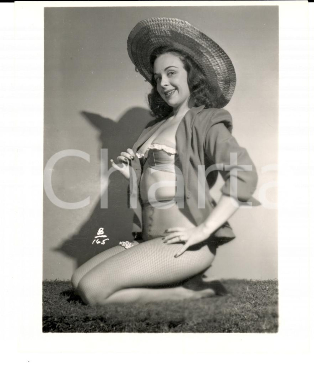 Fotografia d epoca originale 1965 ca USA  EROTICA VINTAGE Sexy woman posing with a straw hat PHOTO 1