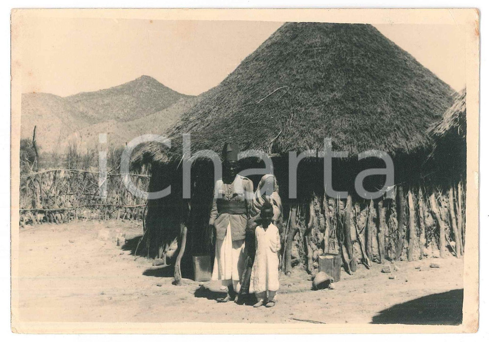 1940 ca A.O.I. ETIOPIA Famiglia indigena presso la propria capanna - Foto 15x10 Fotografia originale d'epoca, in formato cartolina postale. FAIR/discreto piegature angolari e fioriture al verso Formato: 15x10 cm originale e autentica 1