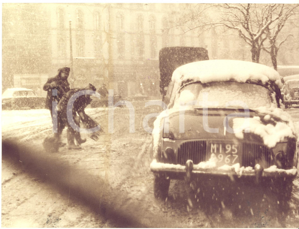 1967 MILANO Bufera di neve - Operatori in azione per liberare le strade *Foto