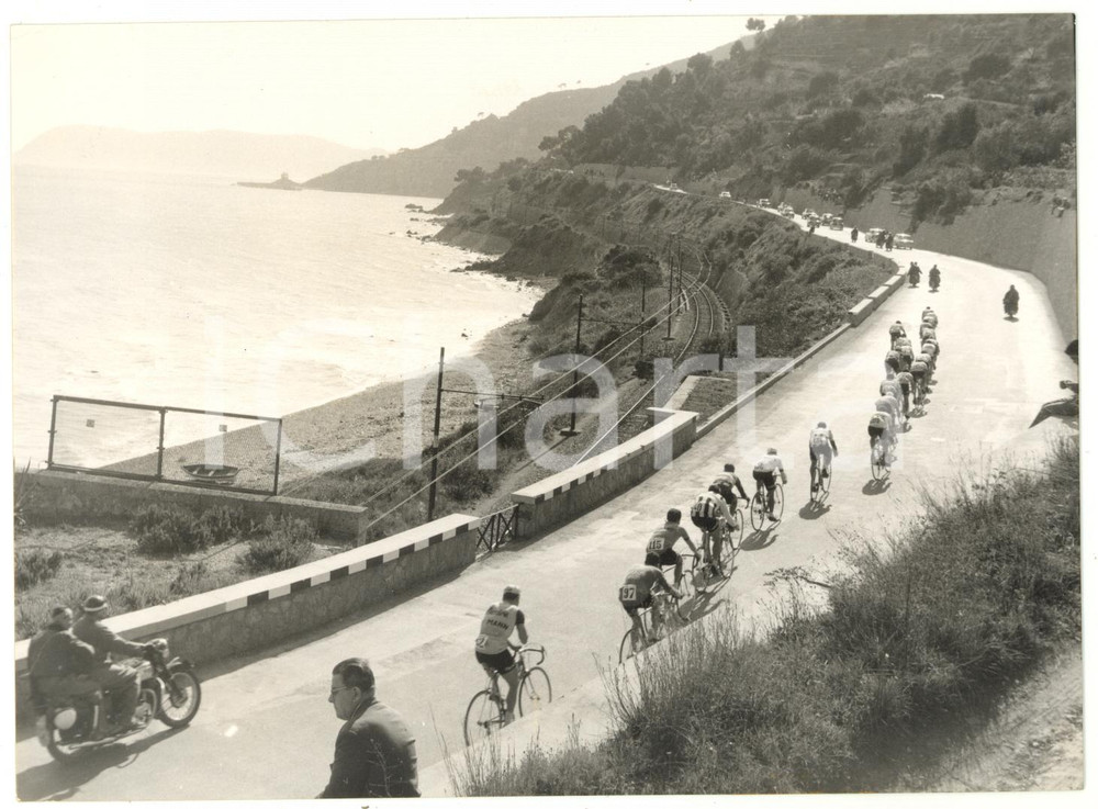 1959 CICLISMO MILANO-SANREMO - I corridori sulla riviera ligure *Foto 18x13 cm