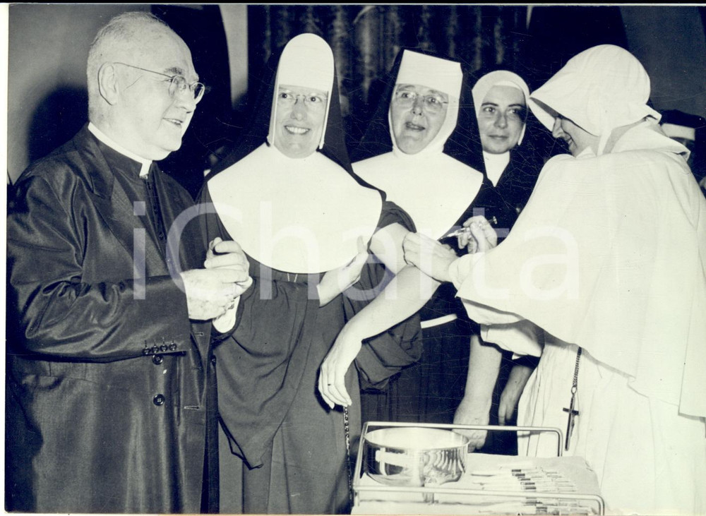 1959 NEW YORK Card. SPELLMAN con le suore alla vaccinazione antipolio *Foto