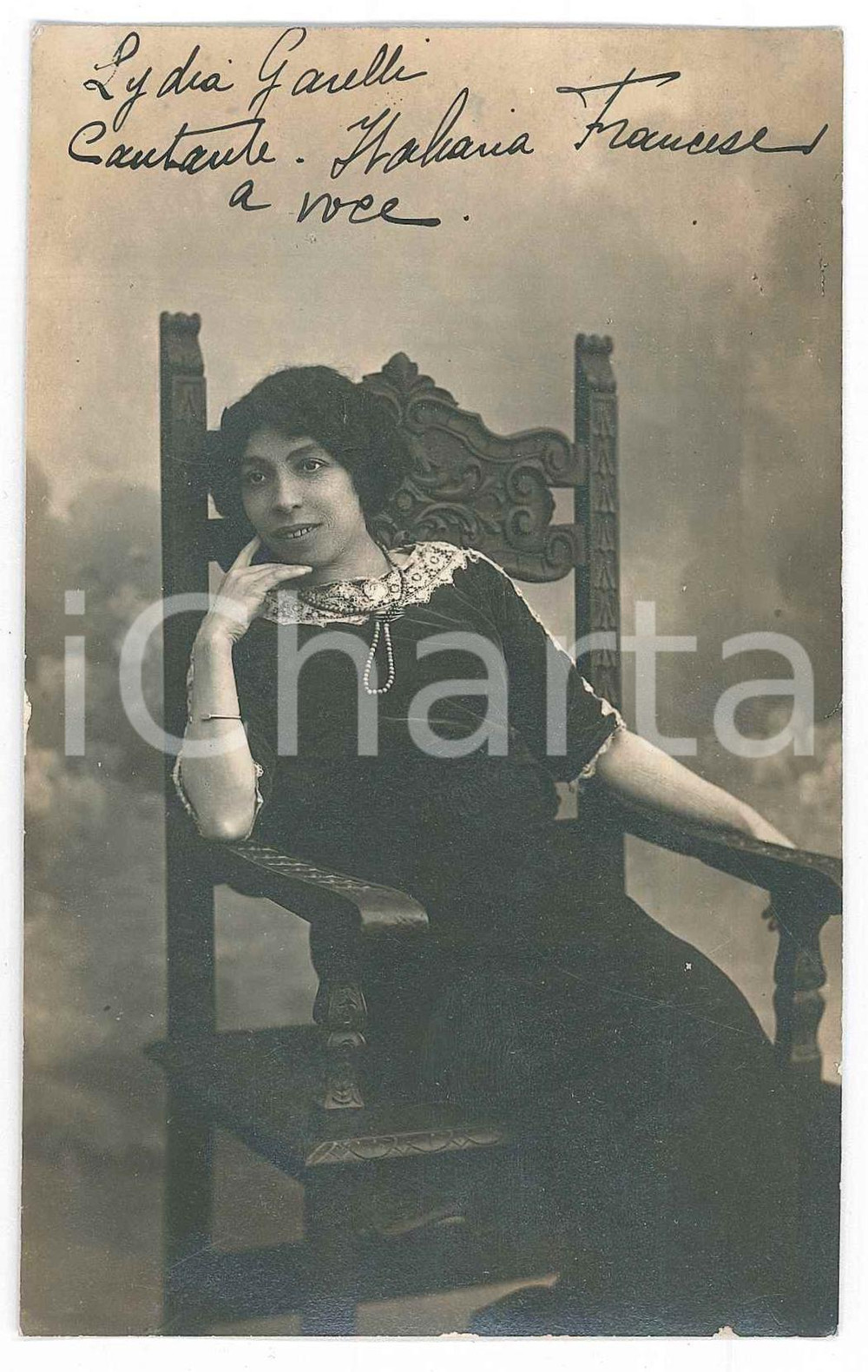 1925 ca ITALIA - Lydia GARELLI Cantante - Ritratto sulla sedia *Foto RARA Fotografia d'epoca, in formato cartolina postale, con didascalia manoscritta.FOTOGRAFO: A. Casiraghi - Milano GOOD/buono minime abrasioni al lato inferiore Formato: 9x14 cm originale e autentica 1