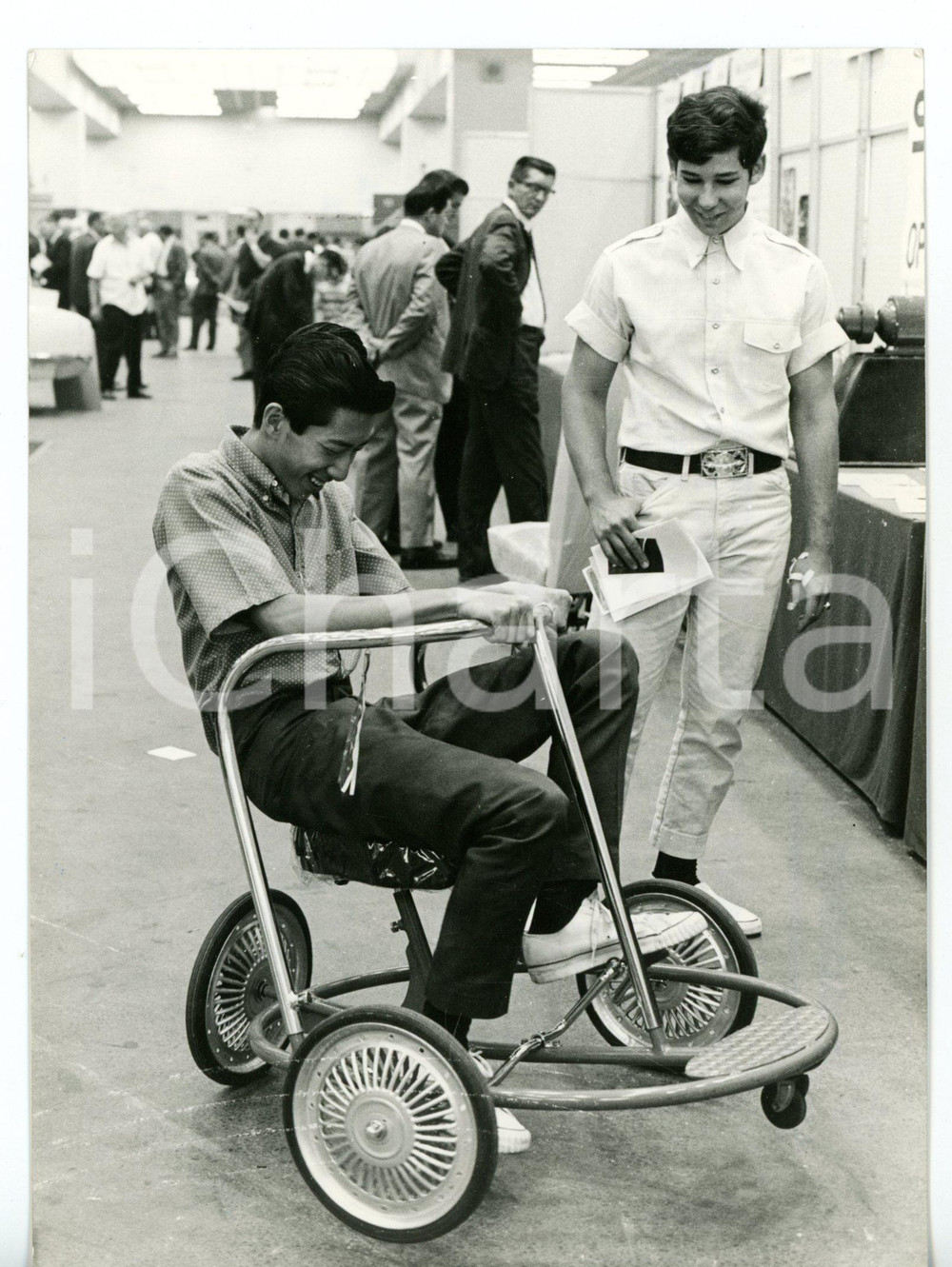 1967 NEW YORK Mostra delle invenzioni - Giovane collauda triciclo MERRY TOP Fotografia d'epoca con didascalia coeva.  CONDIZIONI: G FORMATO: 13x18 cm     originale e autentica 1