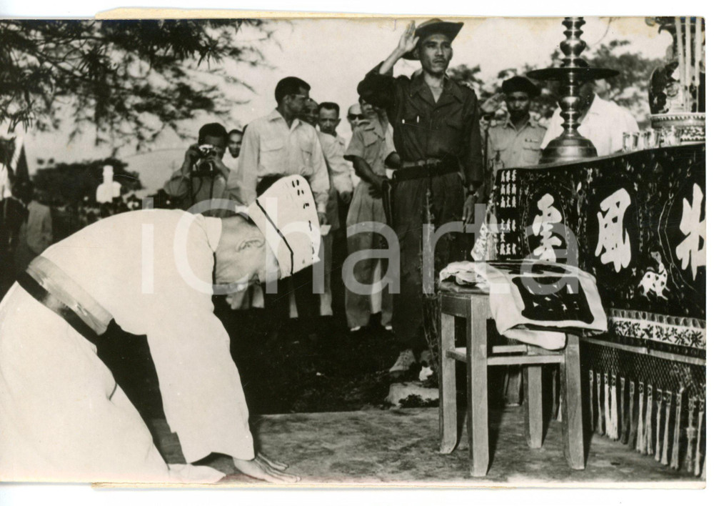 1955 SAIGON (VIETNAM) Caodaista si inginocchia davanti all'altare della patria