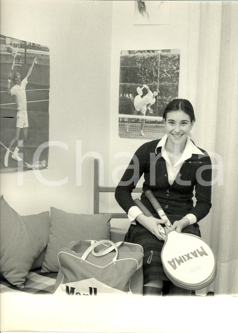 Fotografia d epoca originale 1980 ca TENNIS Emanuela ZONI nella sua camera con racchetta MAXIMA 24 x 30 cm 1