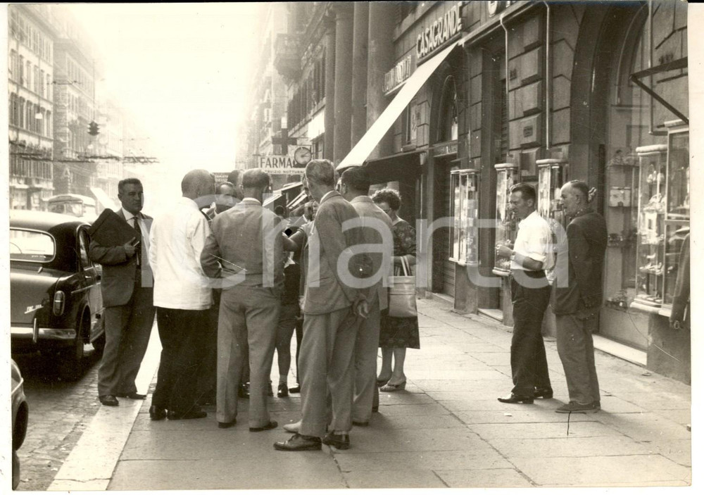 Fotografia d epoca originale 1959 ROMA Folla sul luogo dell omicidio del funzionario Leopoldo DE VIRGILIO 1