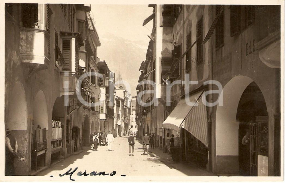 Cartolina originale da collezione 1935 ca MERANO BZ Passeggiata sotto i portici Cartolina ANIMATA FP NV 1