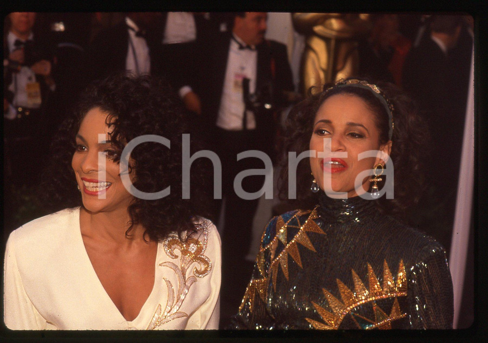 35mm vintage slide* 1991 ACADEMY AWARDS Debbie ALLEN Jasmine GUY Ritratto (1)  Diapositiva d'epoca, in formato 35 mm. CONDIZIONI: GOOD  Tutti i diritti riservati.E' severamente vietata la riproduzione. ICharta mette in vendita, sul negozio eBay e in esclusiva sul sito "icharta" il proprio archivio composto da numerose diapositive e negativi fotografici d'epoca, tutti originali e autentici, che attraversano la storia del costume italiano tra gli la fine degli anni Sessanta e Novanta.Si tratta di uno sguardo inedito sull'attualit&agrave;, la politica, la vita quotidiana, il gossip e la cultura, che fotografa il cambiamento della nazione in quest'ultimo scorcio del XX secolo. Un'occasione unica per il mercato del collezionismo, che vede finalmente disponibile un archivio eccezionale per vastit&agrave;, tematiche e condizioni, in un settore (il negativo fotografico e la diapositiva) di assoluta novit&agrave; e dalle interessanti prospettive di investimento.  originale e autentica 1