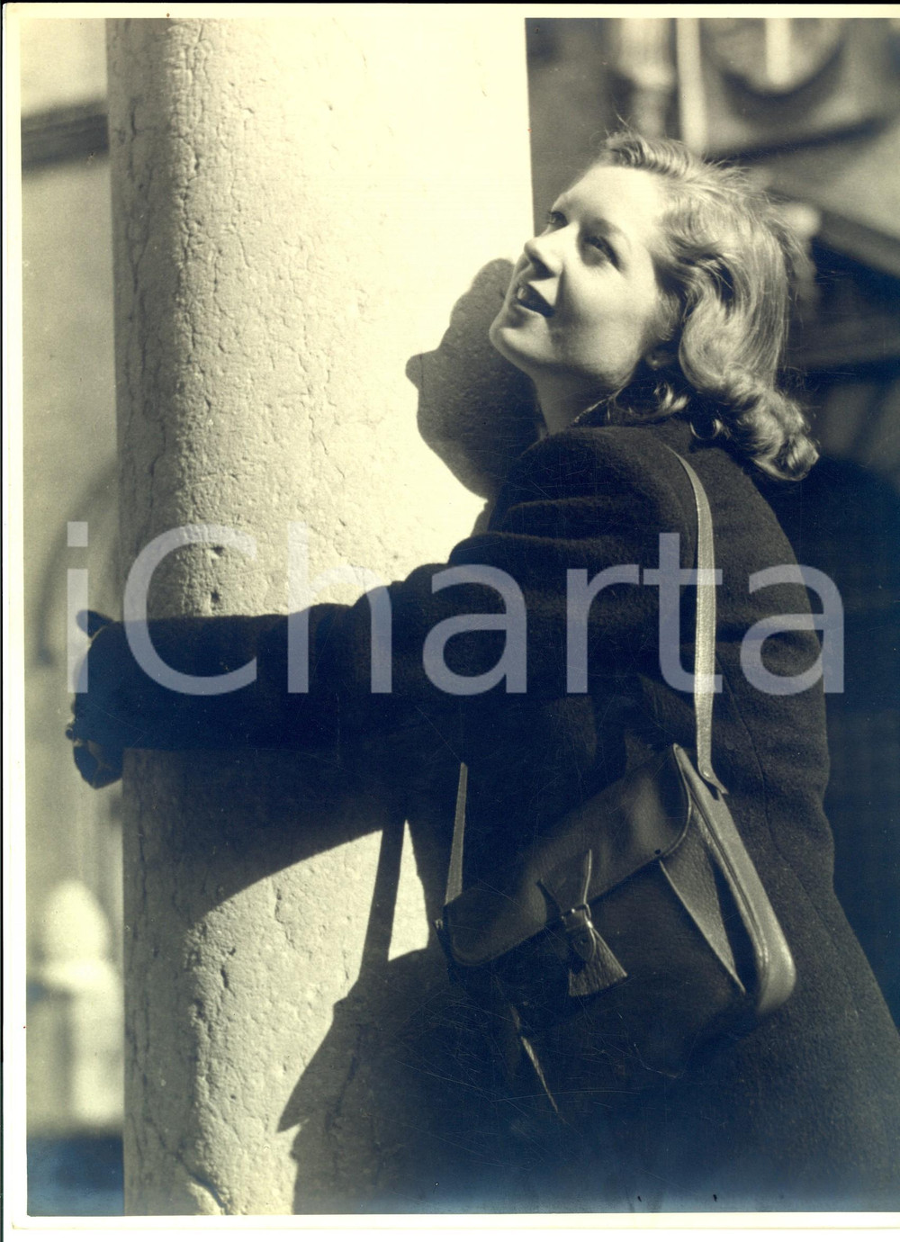 Fotografia d epoca originale 1950 ca MILANO Giovane donna abbraccia una colonna Foto curiosa 1