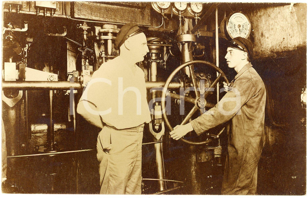 1922 CONGO BELGE  - Usines KATANGA - Ouvriers près d'une machine - Photo 14x9 cm Fotografia originale d'epoca, in formato cartolina postale. GOOD/buono  Formato: 14x9 cm originale e autentica 1