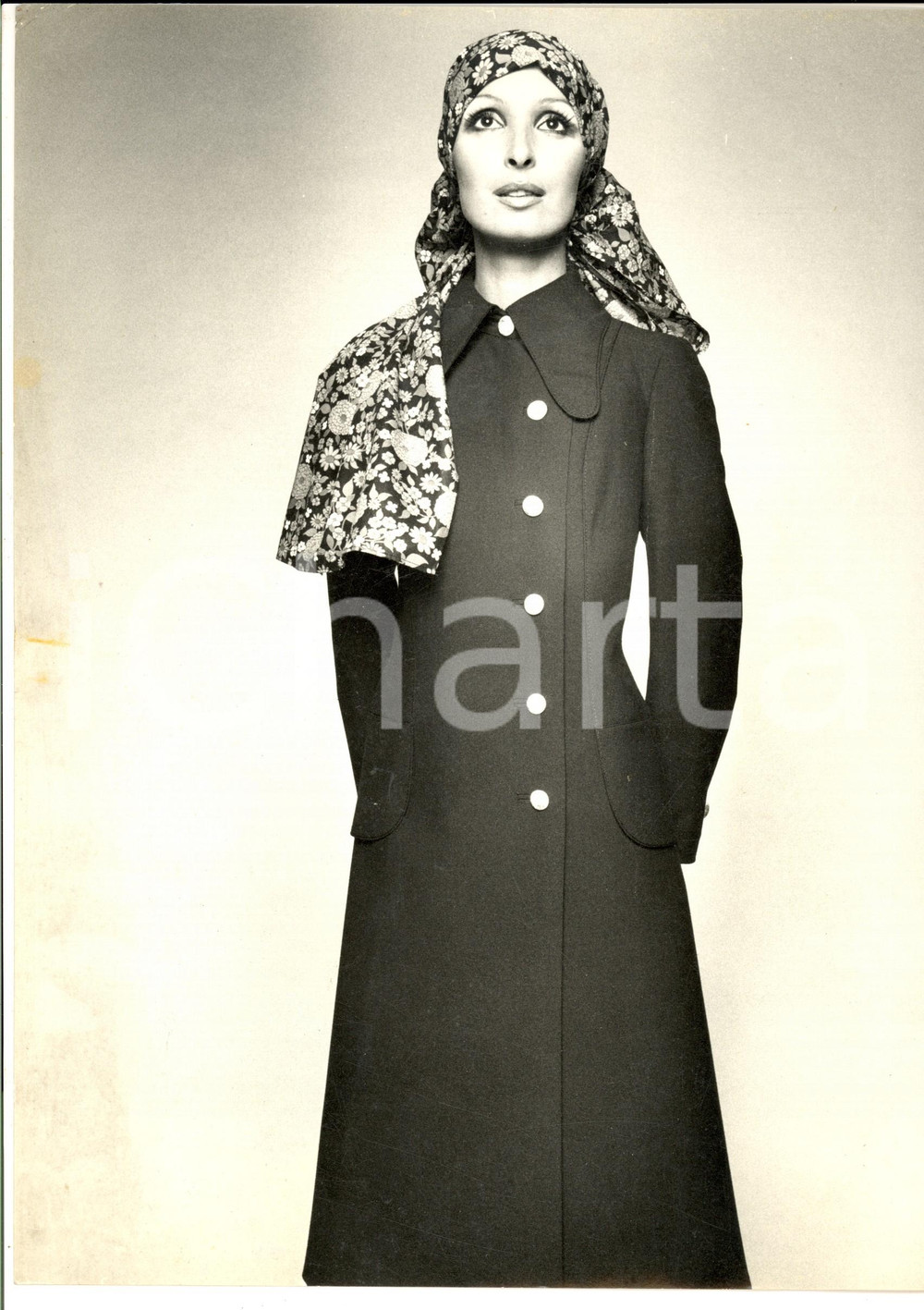 Fotografia d epoca originale 1960 ca MILANO STORIA DELLA MODA Modella con cappotto in lana e foulard 1