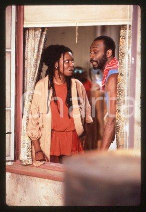 35mm vintage slide*1987 CINEMA "Bagdad Cafe" Marianne SAGEBRECHT, Cch POUNDER/19  Diapositiva d'epoca, in formato 35 mm.CONDIZIONI: GOODE' severamente vietata la riproduzione. Tutti i diritti sono riservati.Nella diapositiva ICharta mette in vendita, sul negozio eBay e in esclusiva sul sito "icharta" il proprio archivio composto da numerose diapositive e negativi fotografici d'epoca, tutti originali e autentici, che attraversano la storia del costume italiano tra gli la fine degli anni Sessanta e Novanta.Si tratta di uno sguardo inedito sull'attualit&agrave;, la politica, la vita quotidiana, il gossip e la cultura, che fotografa il cambiamento della nazione in quest'ultimo scorcio del XX secolo. Un'occasione unica per il mercato del collezionismo, che vede finalmente disponibile un archivio eccezionale per vastit&agrave;, tematiche e condizioni, in un settore (il negativo fotografico e la diapositiva) di assoluta novit&agrave; e dalle interessanti prospettive di investimento. GOOD/buono   originale e autentica 1