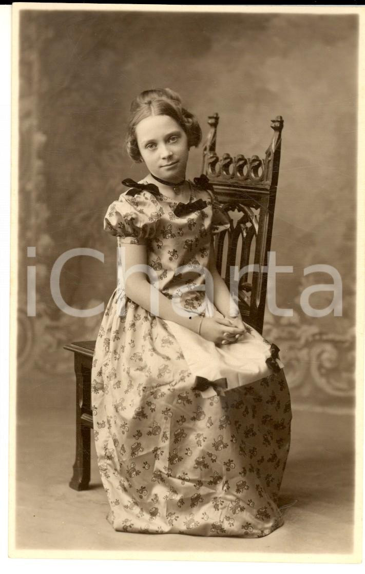 Fotografia d epoca originale 1930 ca LE HAVRE F Ritratto di bambina in costume floreale Foto FERNEZ FP NV 1