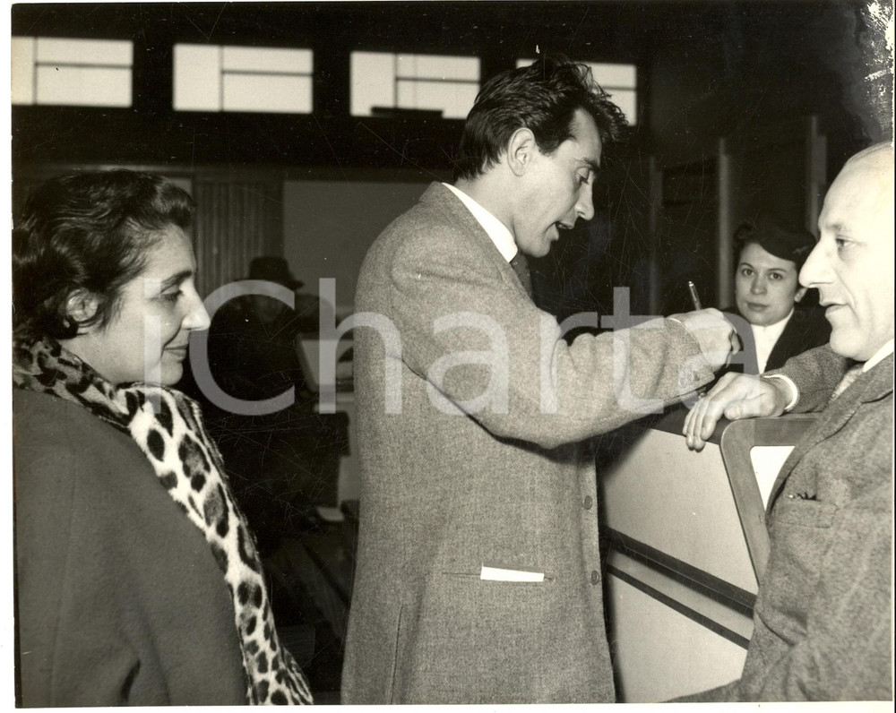 Fotografia d epoca originale 1960 ca MILANO Attore Walter CHIARI firma autografi al pubblico  Foto 22x18 cm 1