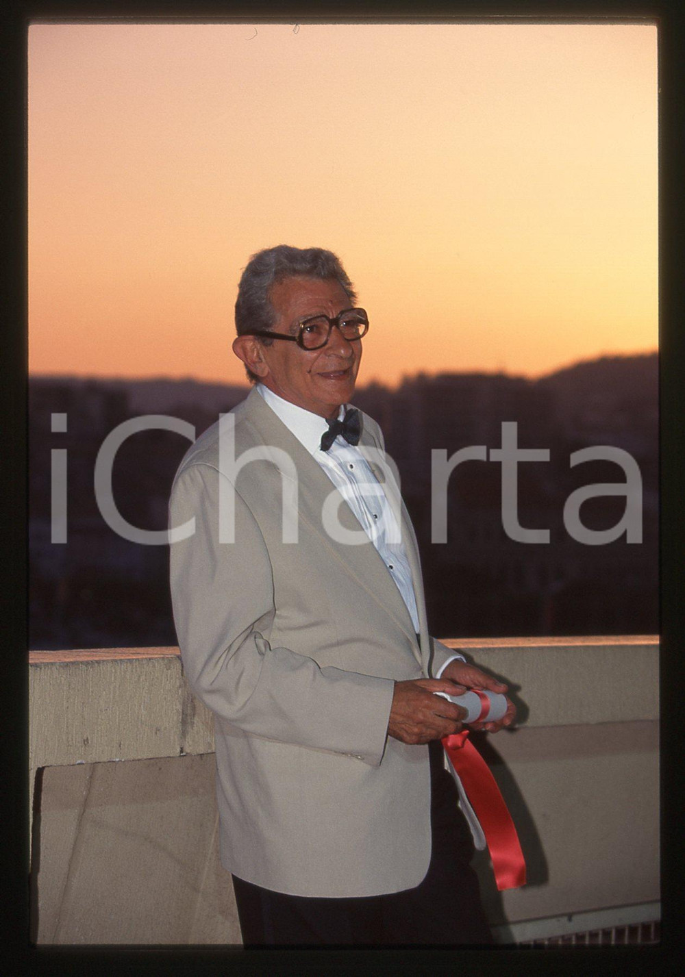 35mm vintage slide* 1997 CANNES Yusuf SHAHIN al FESTIVAL DEL CINEMA Ritratto (5)  Diapositiva d'epoca, in formato 35 mm.Nella diapositiva compare il regista egiziano Yusuf Shahin, insignito del Premio del Cinquantesimo Anniversario al Festival del Cinema di Cannes, nel 1997. CONDIZIONI: GOOD Tutti i diritti riservati.E' severamente vietata la riproduzione. ICharta mette in vendita, sul negozio eBay e in esclusiva sul sito "icharta" il proprio archivio composto da numerose diapositive e negativi fotografici d'epoca, tutti originali e autentici, che attraversano la storia del costume italiano tra gli la fine degli anni Sessanta e Novanta.Si tratta di uno sguardo inedito sull'attualit&agrave;, la politica, la vita quotidiana, il gossip e la cultura, che fotografa il cambiamento della nazione in quest'ultimo scorcio del XX secolo. Un'occasione unica per il mercato del collezionismo, che vede finalmente disponibile un archivio eccezionale per vastit&agrave;, tematiche e condizioni, in un settore (il negativo fotografico e la diapositiva) di assoluta novit&agrave; e dalle interessanti prospettive di investimento.  originale e autentica 1