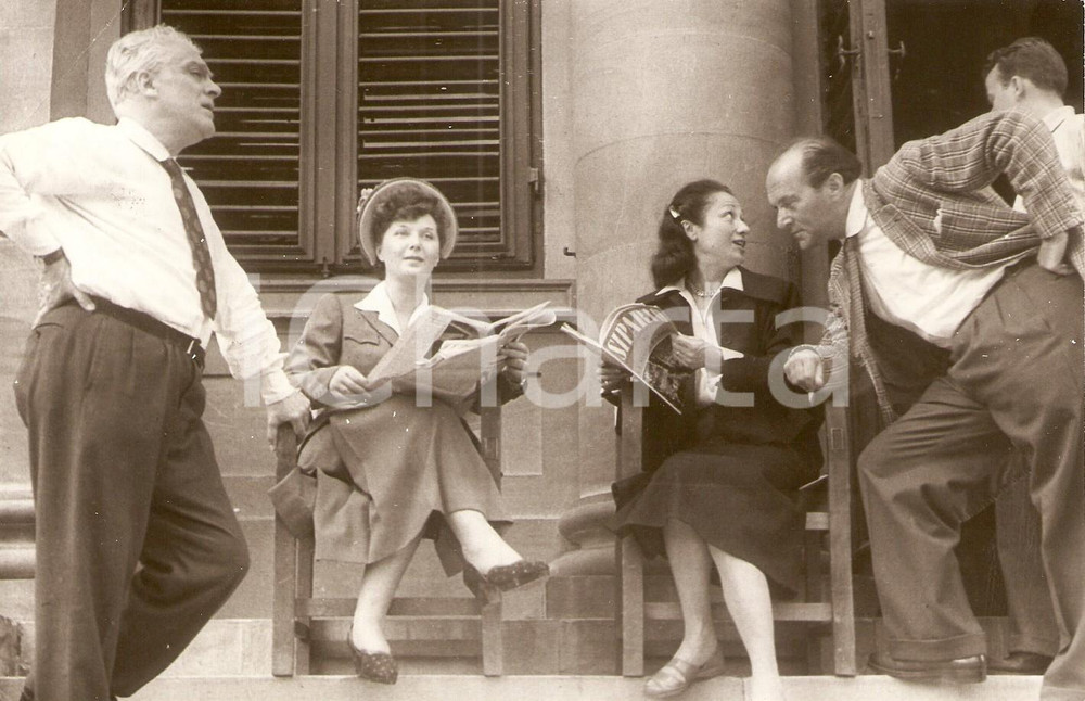 Fotografia d'epoca originale 1940 ca FIRENZE - TEATRO Attrici leggono rivista SIPARIO *Fotografia 1