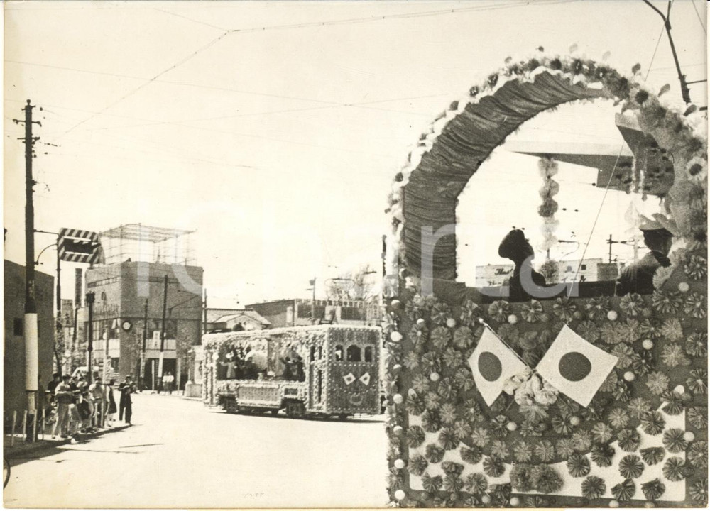 1959 TOKIO (JAPAN) Tram fioriti per le nozze del principe Akihito *Foto 18x13 cm  Fotografia d'epoca con didascalia coeva al verso.   CONDIZIONI: G FORMATO: 18x13 cm     originale e autentica 1