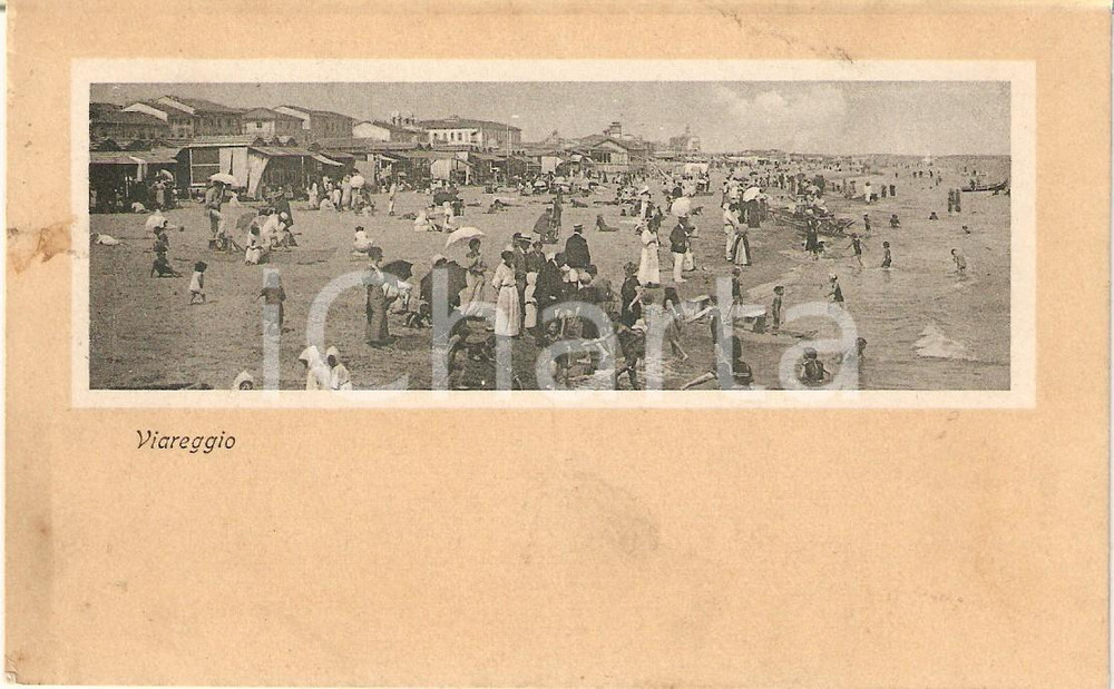 Cartolina originale da collezione 1918 VIAREGGIO LU Spiaggia affollata e signore con ombrellini Cartolina FP VG 1