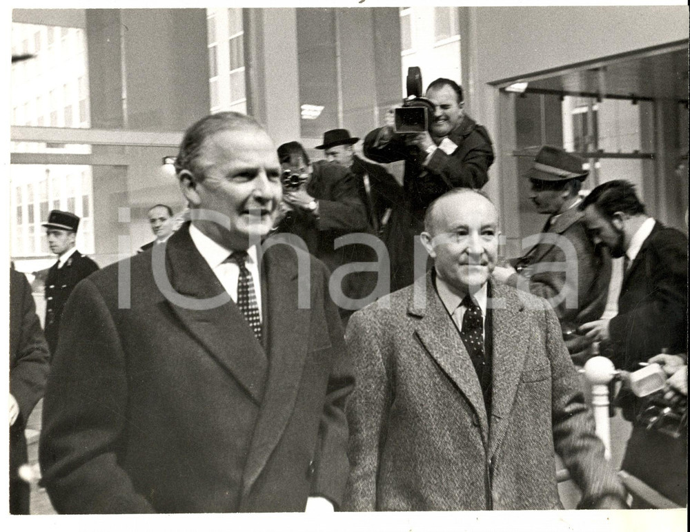 Fotografia d epoca originale 1970 ca PARIS Politici all uscita da una riunione internazionale Foto 23x17 1