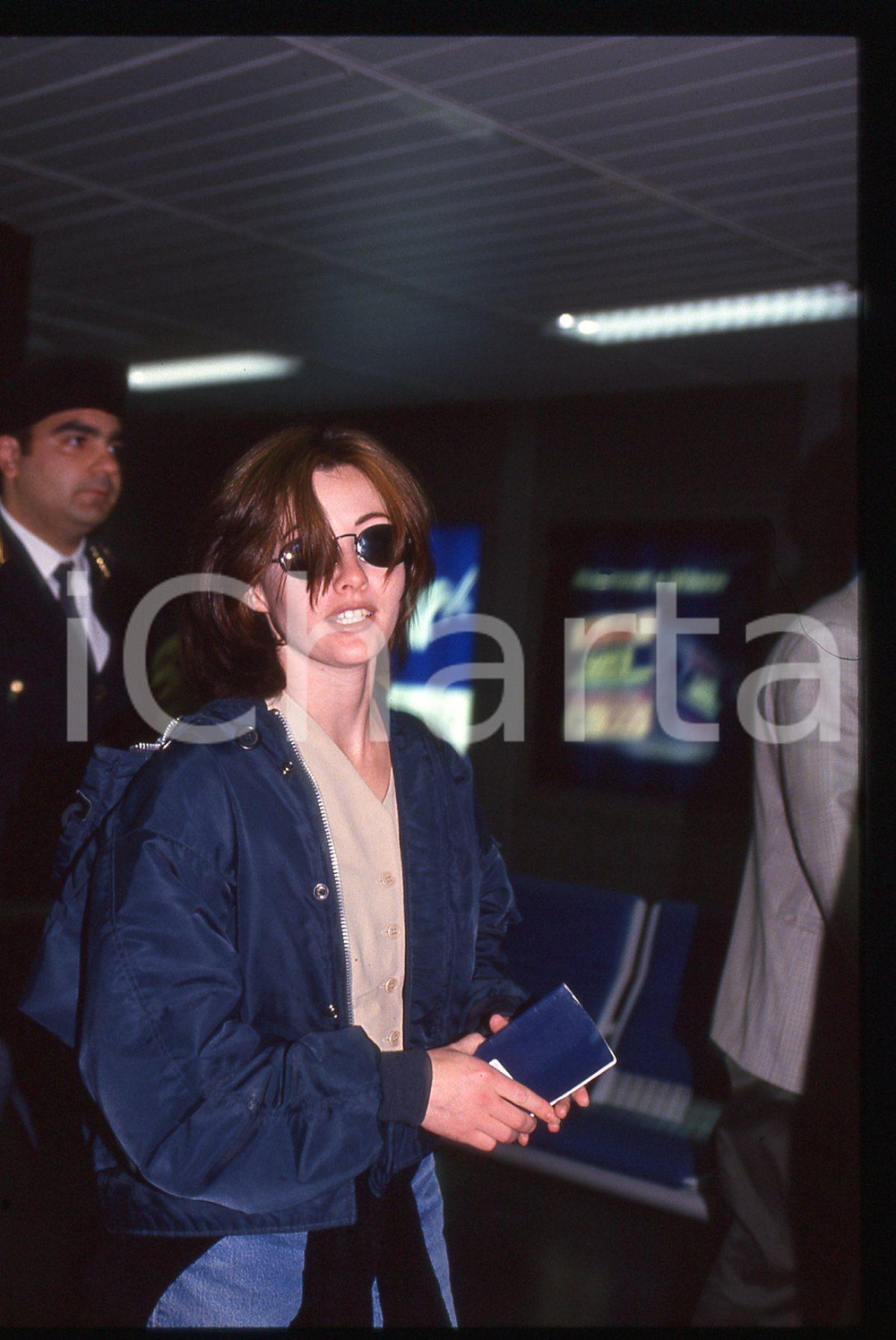 35mm vintage slide* 1995 ca COSTUME Shannen DOHERTY paparazzata in aeroporto 11