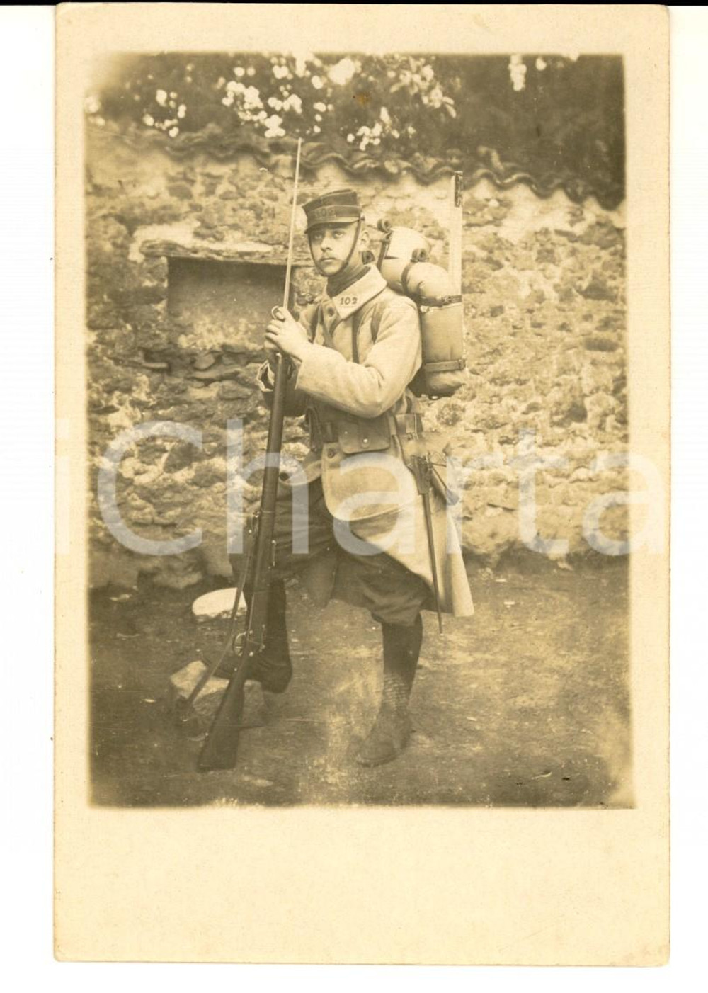 Fotografia d epoca originale 1915 ca WW1 FRANCE Soldat 102e rgt infanterie avec son fusil Photo carte postale 1