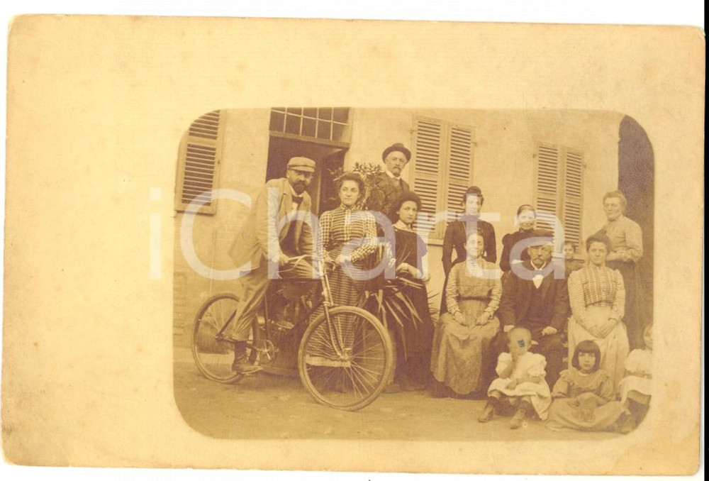 Fotografia d'epoca originale 1910 ca AREA PIEMONTESE (?) Famiglia sull'aia con ciclista *Foto VINTAGE 1