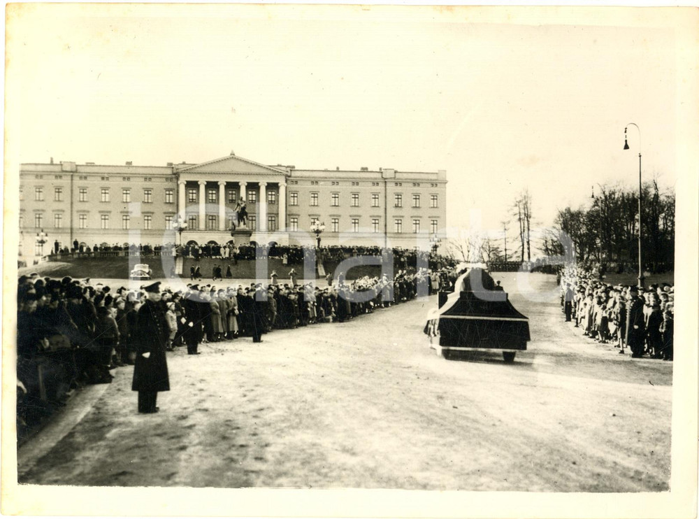 1954 OSLO Body of crown princess Martha transferred to the Royal Castle - Photo
