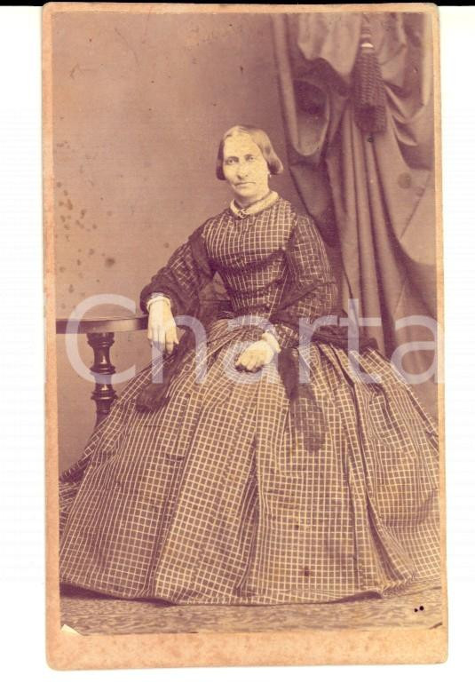 Fotografia d epoca originale 1866 LINKOPING SVEZIA Donna in abito a quadretti Foto RYDHOLM VINTAGE CDV 1