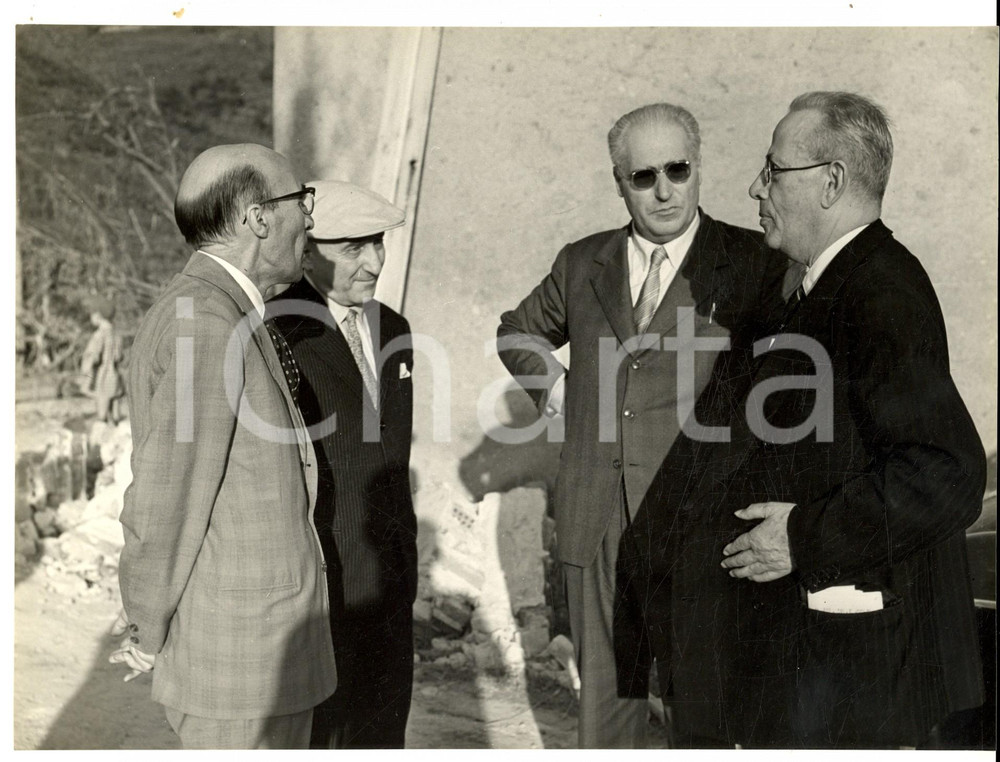 Fotografia d'epoca originale 1957 ROBECCO PAVESE Tornado - AutoritÃ  e ingegneri in visita al paese *Foto 1