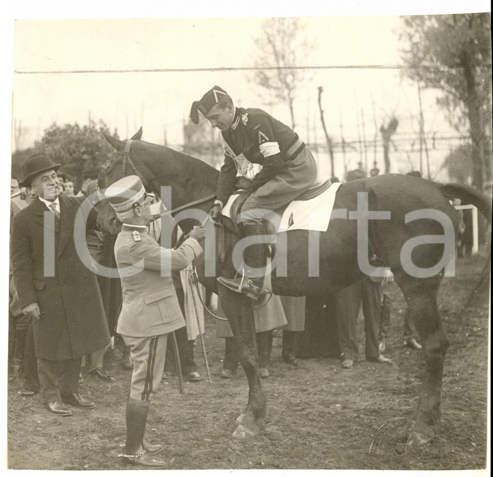 Fotografia d epoca originale 1935 ca MILANO AVANGUARDISTI CAVALLEGGERI Congratulazioni al vincitore Foto 1