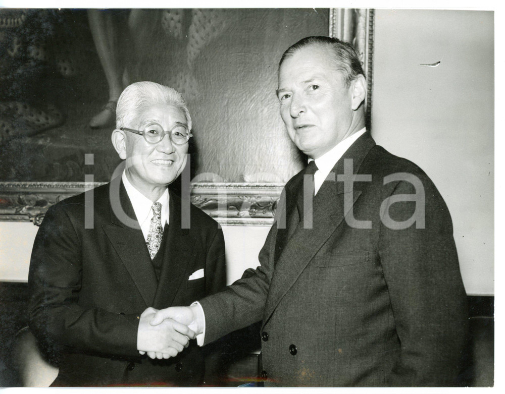 1957 LONDON Whitehall - AiichirÅ FUJIYAMA shaking hands with Selwyn LLOYD Fotografia d'epoca con didascalia coeva al verso. CONDIZIONI: FAIR (strappetti al margine superiore)FORMATO: 20x15 cm     originale e autentica 1