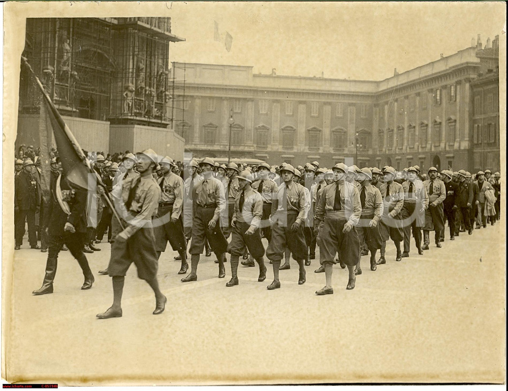Fotografia d'epoca originale 1935 Milano, sfilata combattenti WWI in Piazza Duomo 1