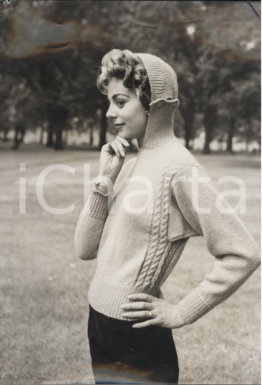Fotografia d epoca originale 1957 LONDON Joy VERGETTE wearing pale blue sweather with hood up Photo Fashion 1